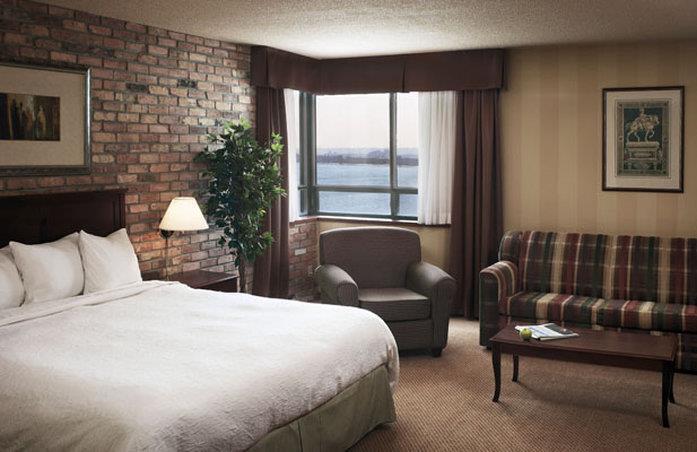 Waterfront Hotel Downtown Burlington Chambre photo